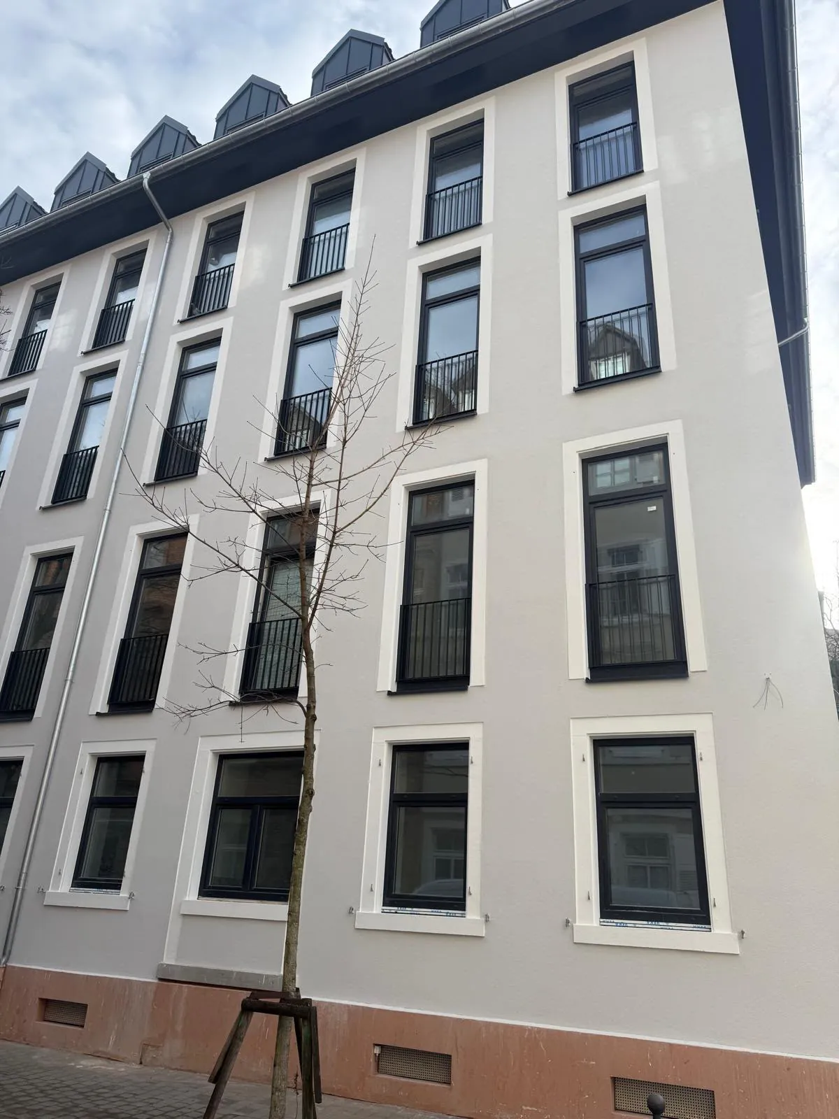 Stambena zgrada s novom stolarijom