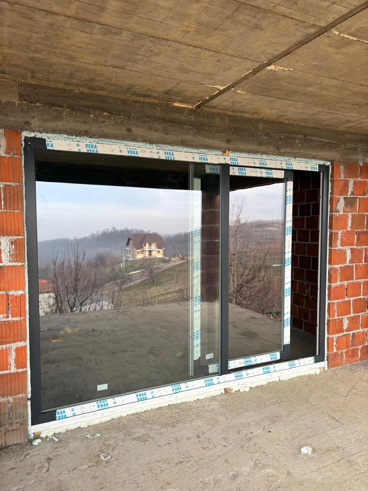 Klizna stijena s pogledom — detalj ugradnje