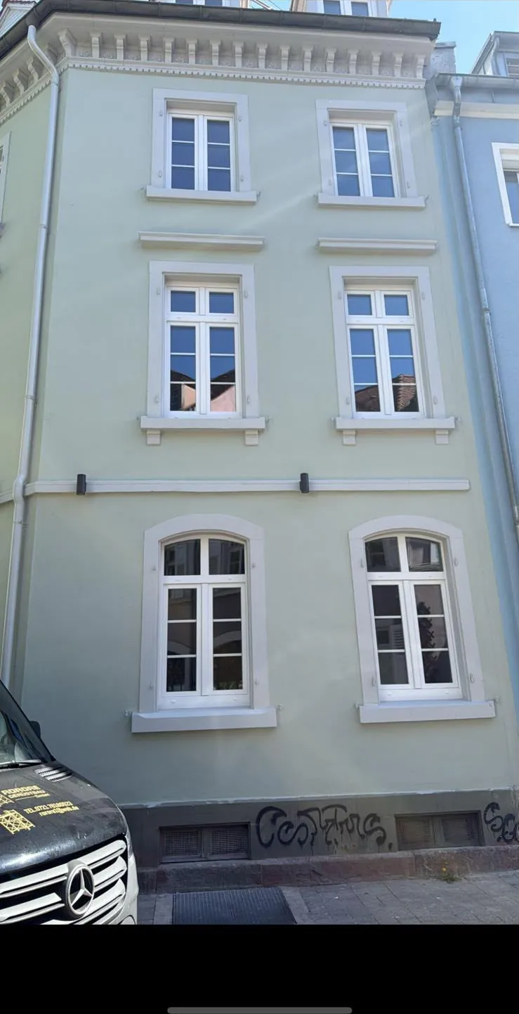 Obnovljena fasada s bijelim prozorima