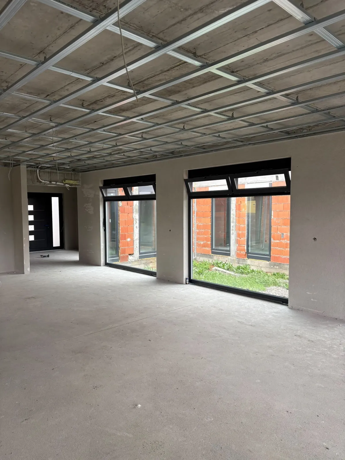 Enterijer s crnim prozorima i vratima