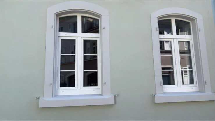 Lučni prozori na obnovljenoj fasadi