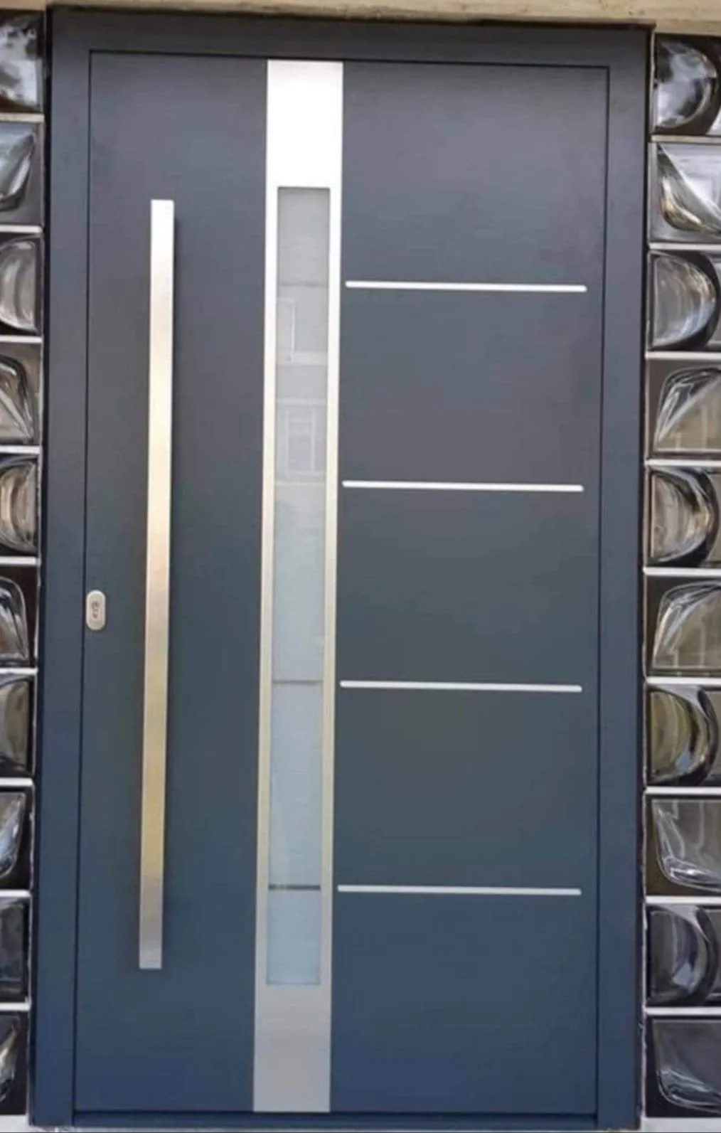 Antracit ulazna vrata s inox detaljima